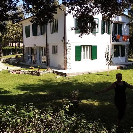 Villa Aurora Tirrenia Bagian luar foto